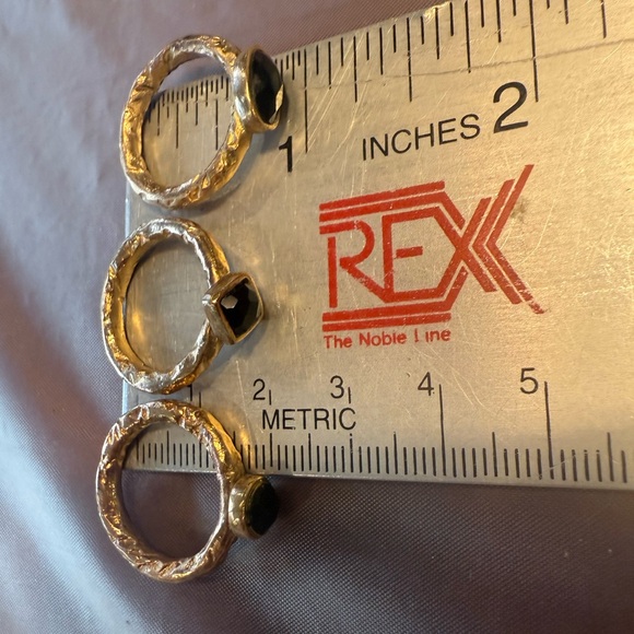 Vintage Gold Hammered Set of 3 Rings with Black Stones Size 6 - Picture 4 of 6